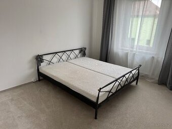 Kovová postel 180x200 včetně roštu a matrací