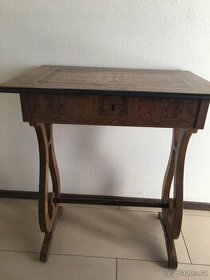 STAROZITNY INTARZOVANY STOLEK