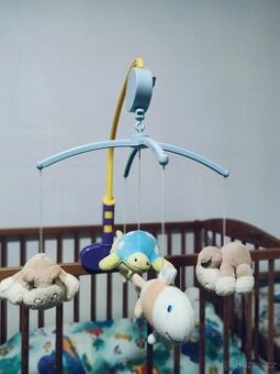 Hrací závěs nad postýlku