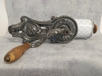 Velmi starý krásný velký mlýnek na strouhanku IDA s krásný,