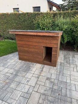 K prodeji zateplenou psí boudu pro středně velké plemeno.