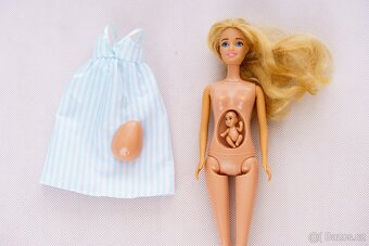 Těhotná Barbie