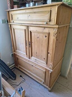 Šatní a televizní skříň