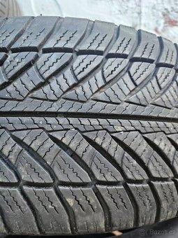 245/45R18 100V XL RFT Goodyear  Ultragrip 8 MOE
