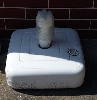 Základna / podstavec / držák na slunečník