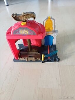 Hot Wheels – hasičská stanice + 3 autíčka zdarma
