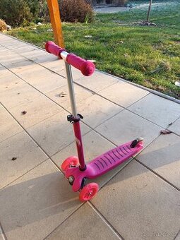 Dívčí koloběžka se 3 kolami