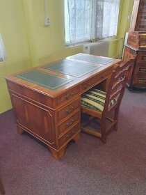 Starožitný psací stůl s židlí