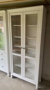 Ikea Hemnes široká vitrína knihovna masiv bílé mořidlo