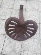Historický zemědělský stroj - sedačka - 1