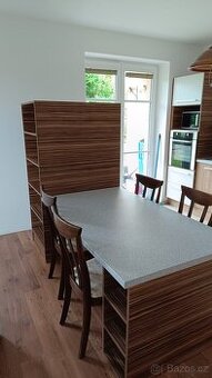 Jídelní stůl a vestavná lednice