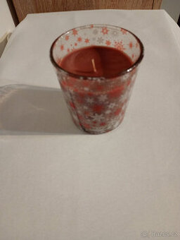 Vánoční vonná svíčka AIR WICK Jantarová růže 105 g