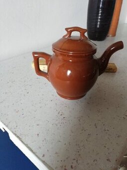 Porcelánová malá čajová konvička. D. R. P.