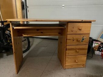 Pracovní stůl z masivu