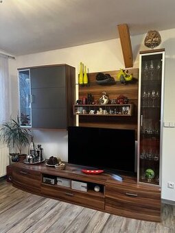 Obývací stěna + komody + konferenční stolek + poličky