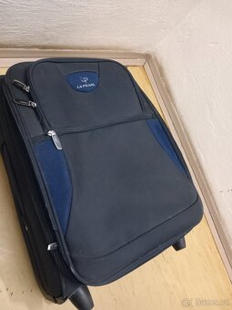 Kufr s možnosti zamknuti.na zámeček