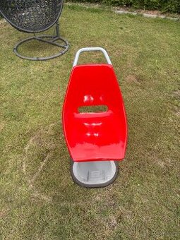 T3 tramvaj sedacka z tramvaje