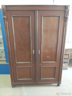 Starožitná skříň