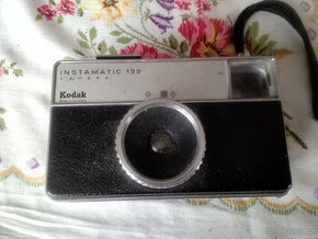 Starý fotoaparát KODAK - Instamatic 133 s brašnou