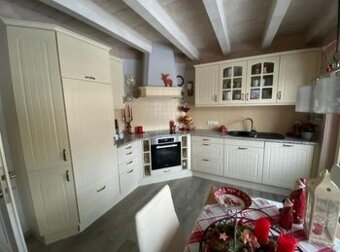 Venkovská kuchyně ve vanilkovém odstínu,4643