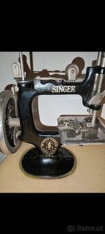 Miniaturní šicí stroj, Singer, cca 1920, dětská hračka