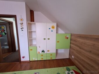 Dětský nábytek (šatní skříň, komoda, knihovna, police)