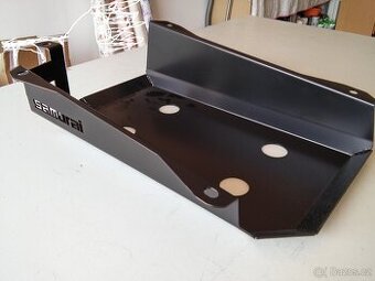 Kryt nádrže Suzuki Samurai.