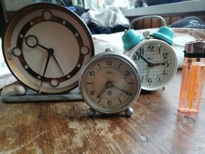 Budík, budíky cca 16 kusů