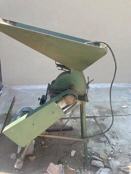 Prodám šrotovník na obilí – motor 2,2 kw