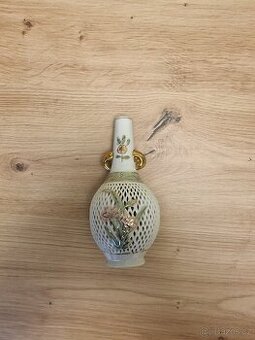 Exkluzivní porcelánová váza – ažurová (děrovaná) krása se zl