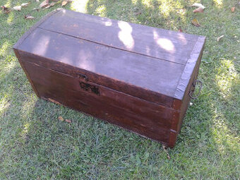dřevěná truhla oplechovaná