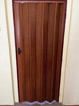 Prodám shrnovací dveře – dekor dřeva