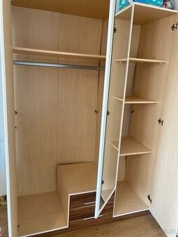 Kvalitní šatní skříň ve výborném stavu