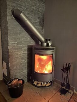 Krbová kamna včetně kouřovodu a krbového nářadí