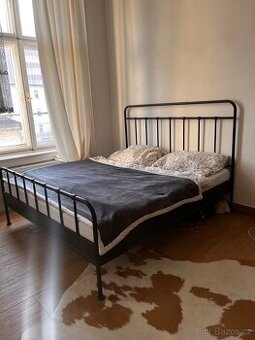Postel s kovovým rámem