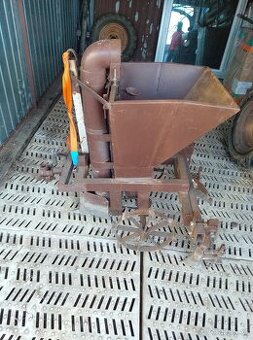 Jednořádkový sazeč brambor