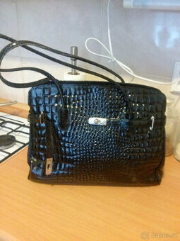 ČERNA ELEGANTNI KABELKA S LESKLYM KOVANIM