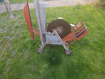 Cirkulárka pila s kolébkou tovární výroby typ HOP 77. Silný