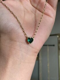 stříbrný náhrdelník se smaragdovým srdíčkem nenošený