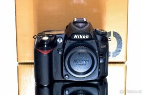 Nikon D90 TOP STAV