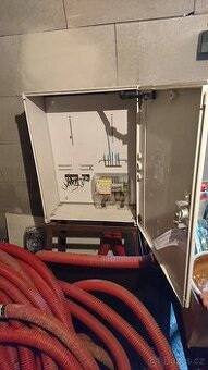 Elektroměrový rozvaděč a kabel AYKY 100m s chráničkou