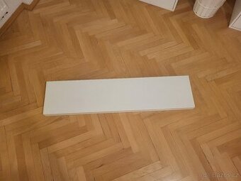 2x polička LACKIKEA, 2x deska a 1x noha psacího stolu, věšák