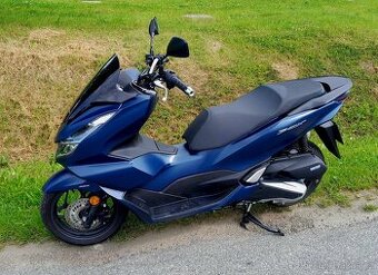 Honda PCX 125, rok 2024 ,ještě v záruce