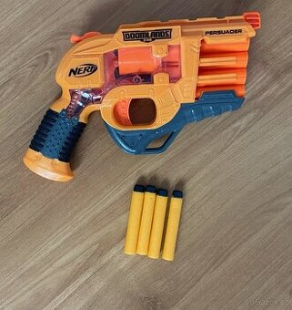 Pistole NERF Doomland + 4 šipky navíc
