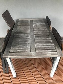 Dřevěný stůl a čtyři ratanová křesla