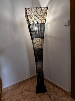Designová stojací lampa z přírodního ratanu