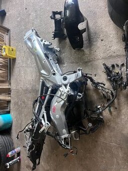 Aprilia tuono v2 mnoho dílů