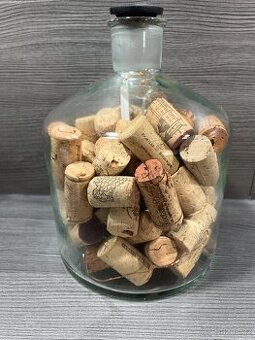 Skleněná nádoba (s dekoracemi)