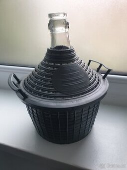 Demižon v plastovém koši 5 litrů