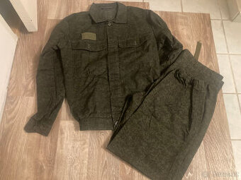 pracovní maskáče, tzv. špíny, čutora, kukla, ponožky